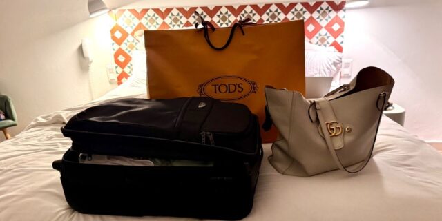 St. Tropez, koffers klaar voor vertrek een moment vol liefde, verbondenheid en weemoed.